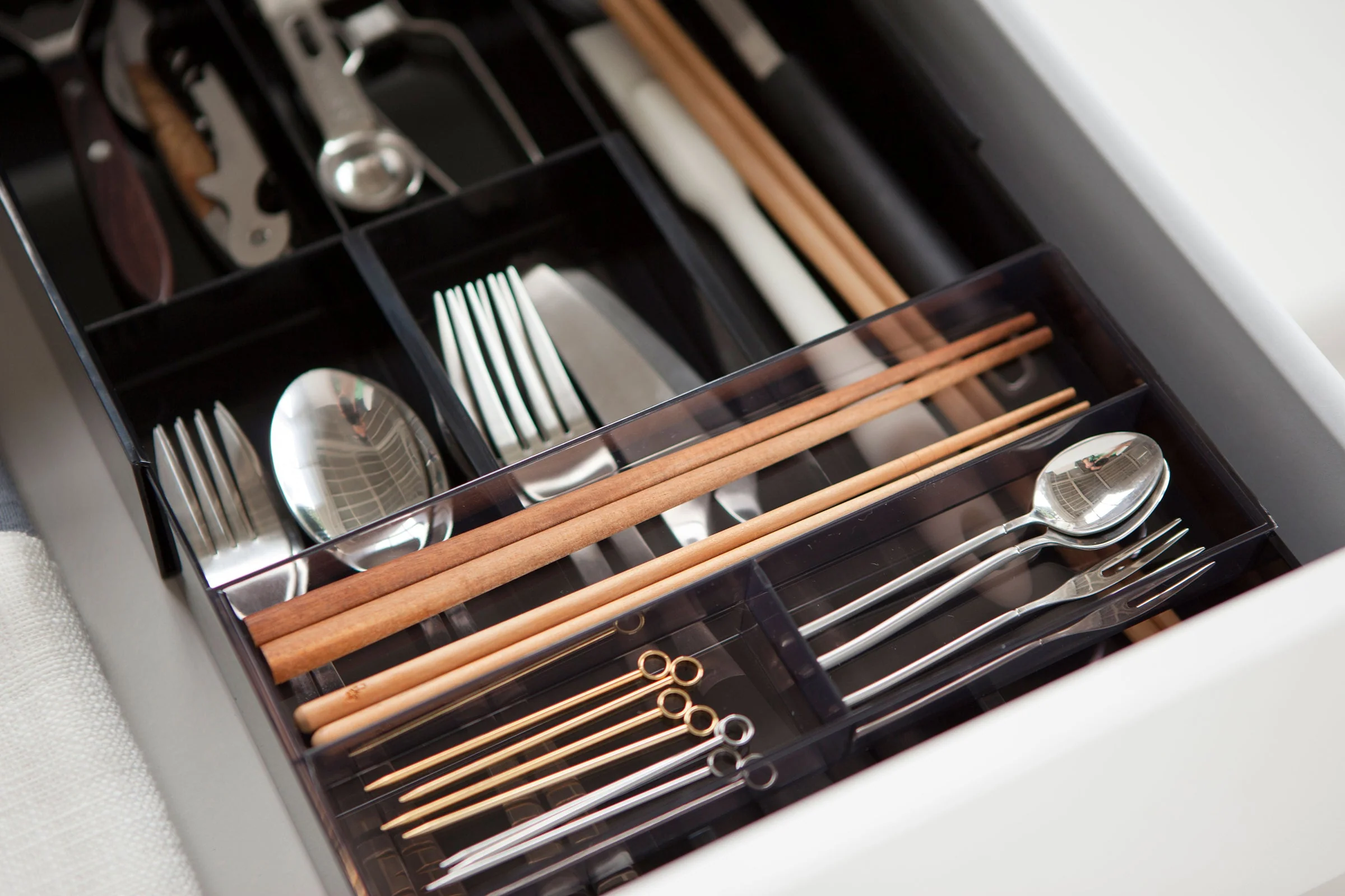 Yamazaki Home Expandable Cutlery Organizer - Image 8
