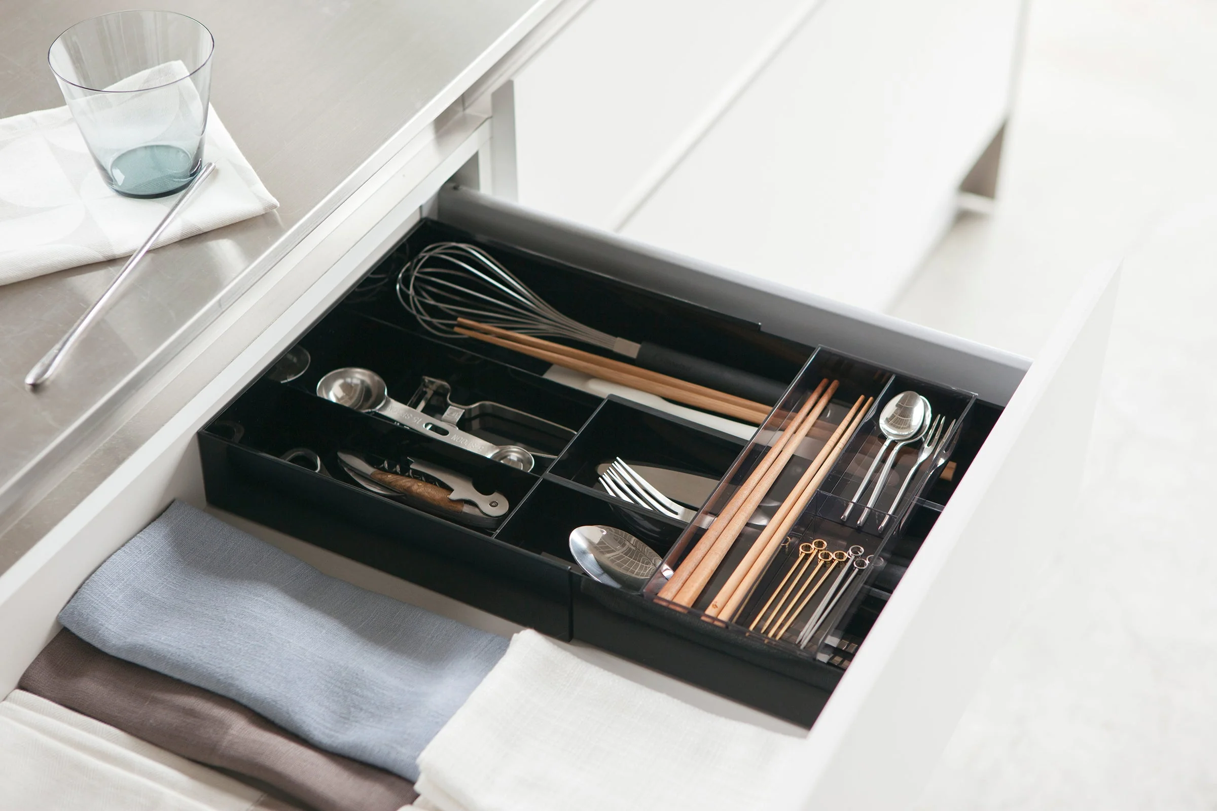 Yamazaki Home Expandable Cutlery Organizer - Image 9