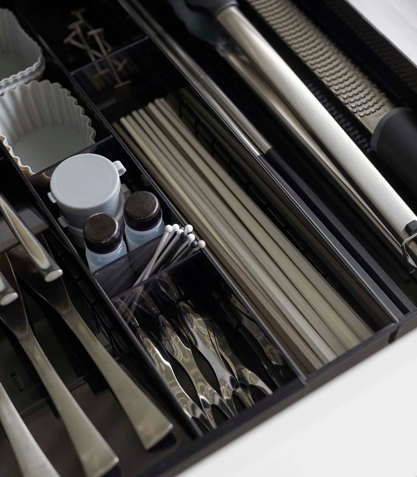 Yamazaki Home Large Expandable Cutlery Organizer - Image 10