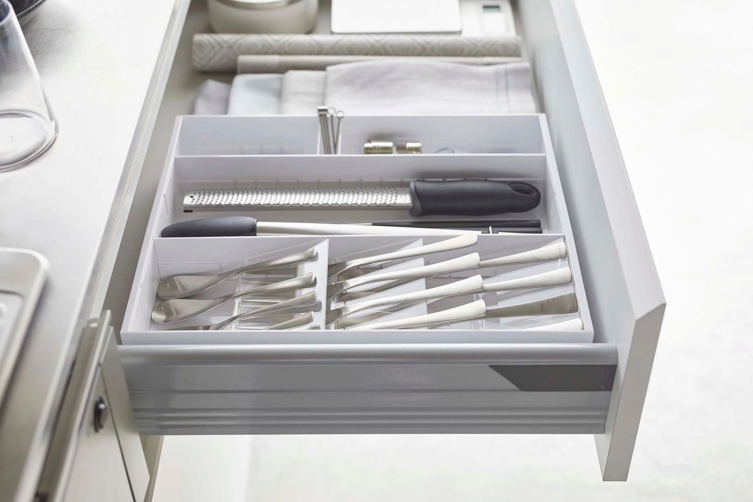 Yamazaki Home Large Expandable Cutlery Organizer - Image 2