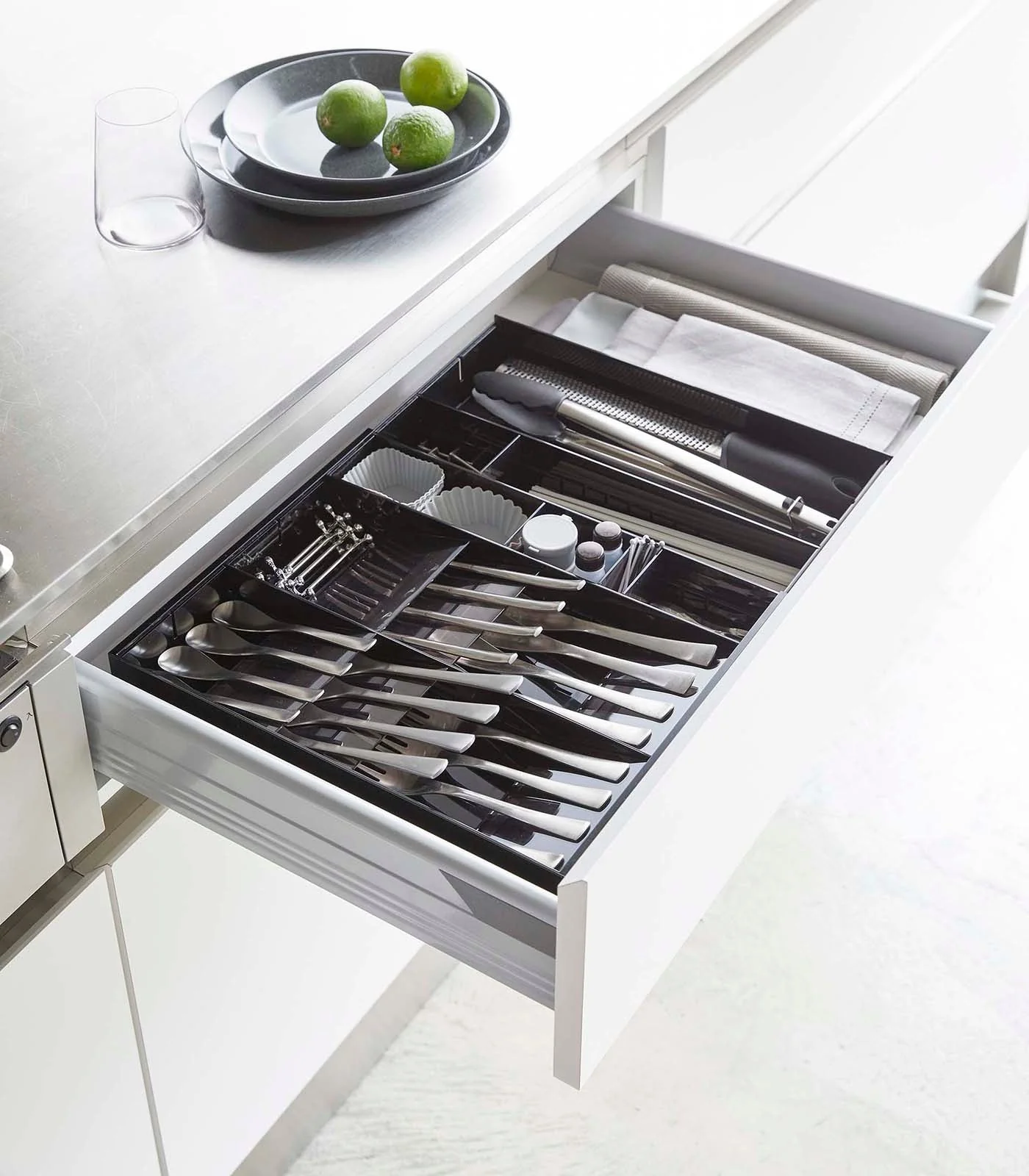 Yamazaki Home Large Expandable Cutlery Organizer - Image 7