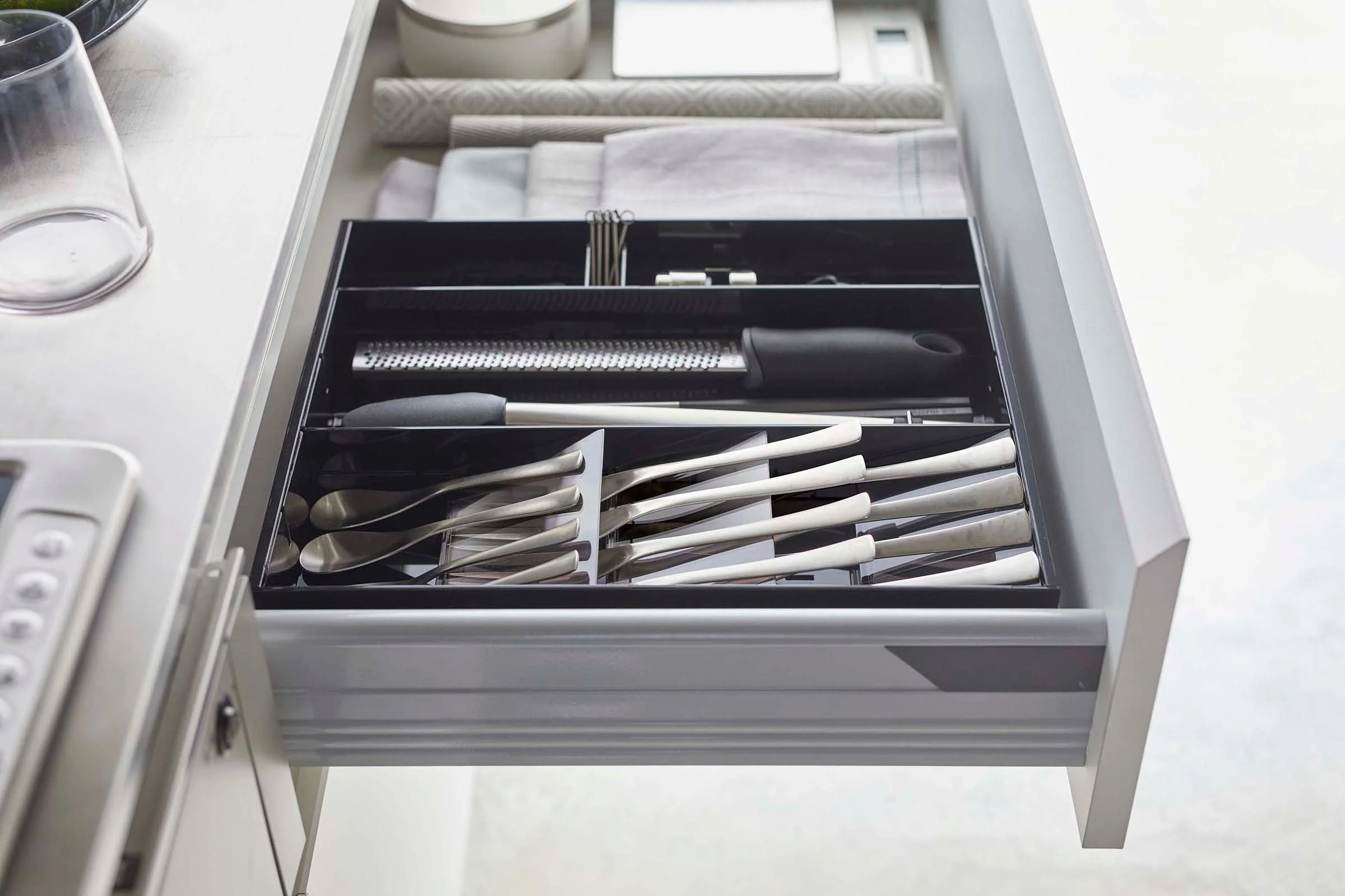 Yamazaki Home Large Expandable Cutlery Organizer - Image 8