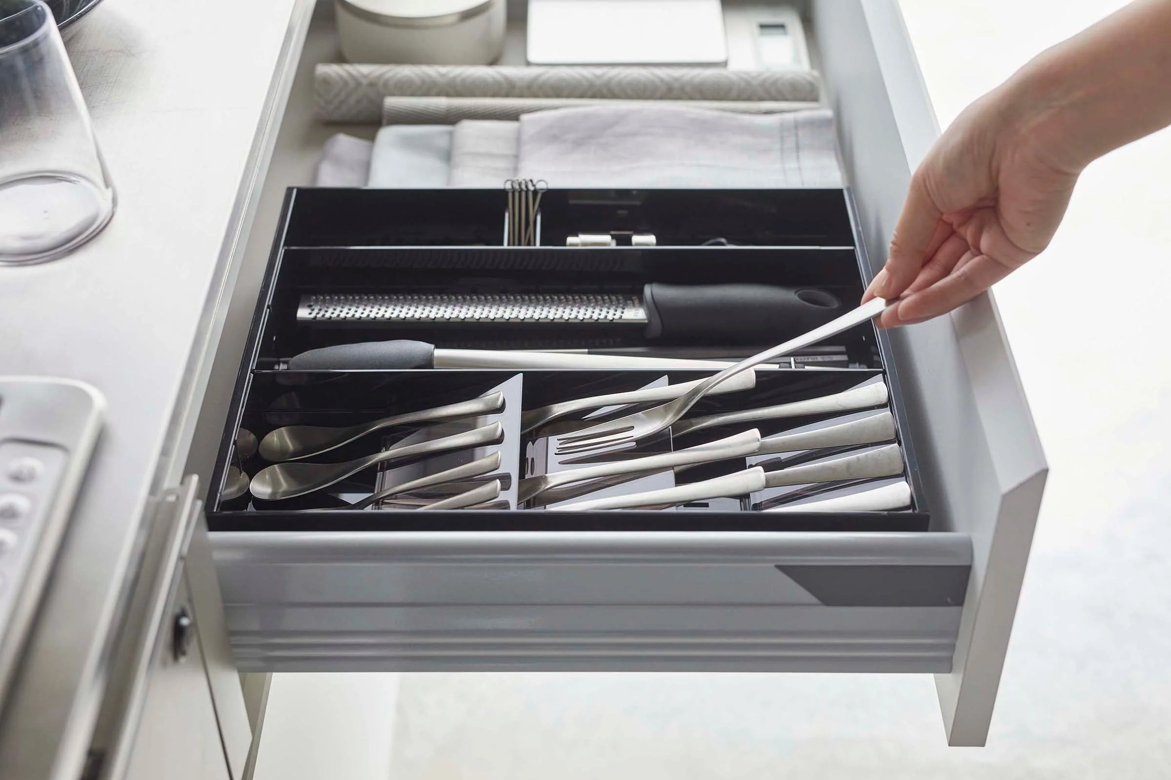 Yamazaki Home Large Expandable Cutlery Organizer - Image 9