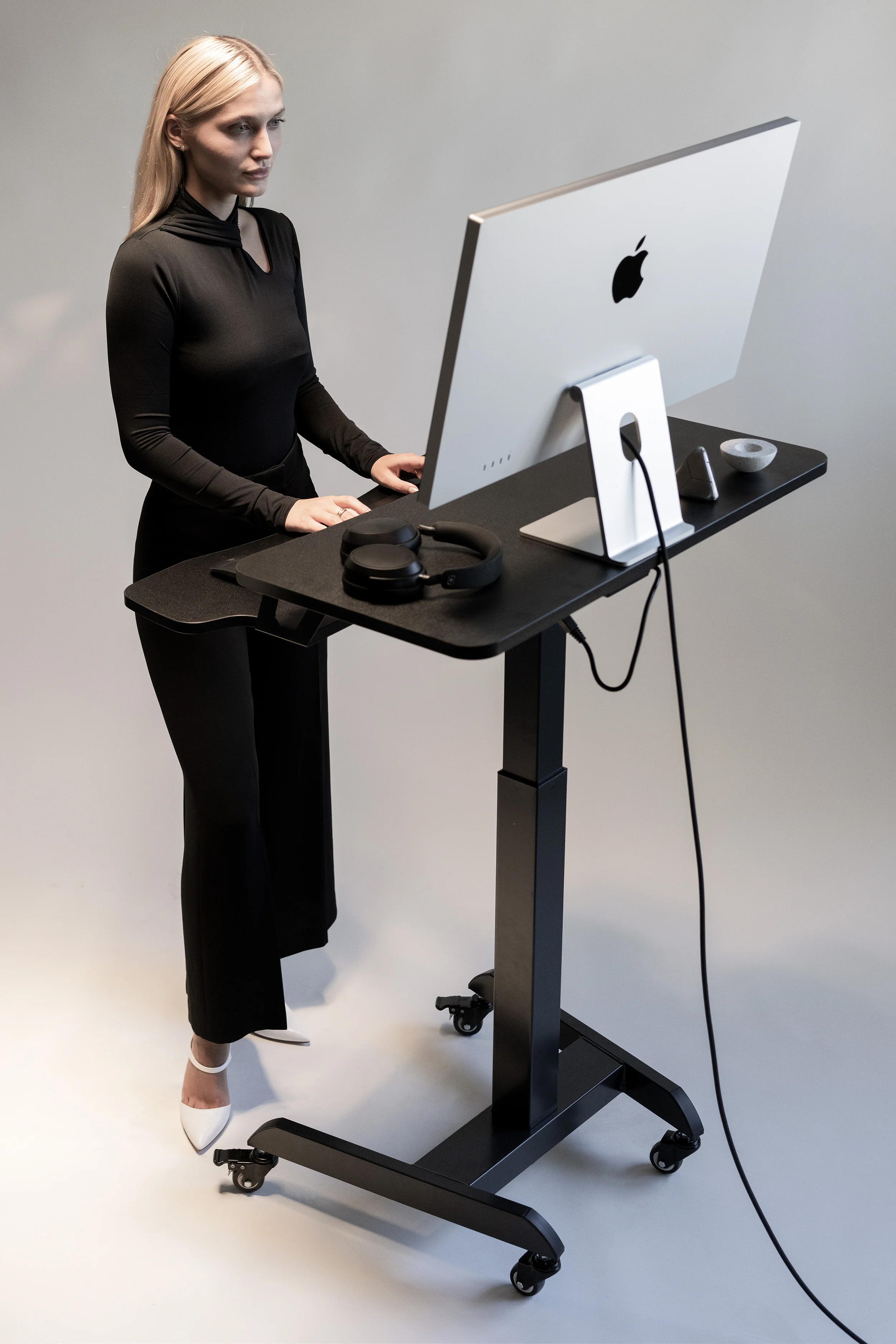 OCOMMO Mobile Auto Rise Desk with Keyboard Tray - Image 3