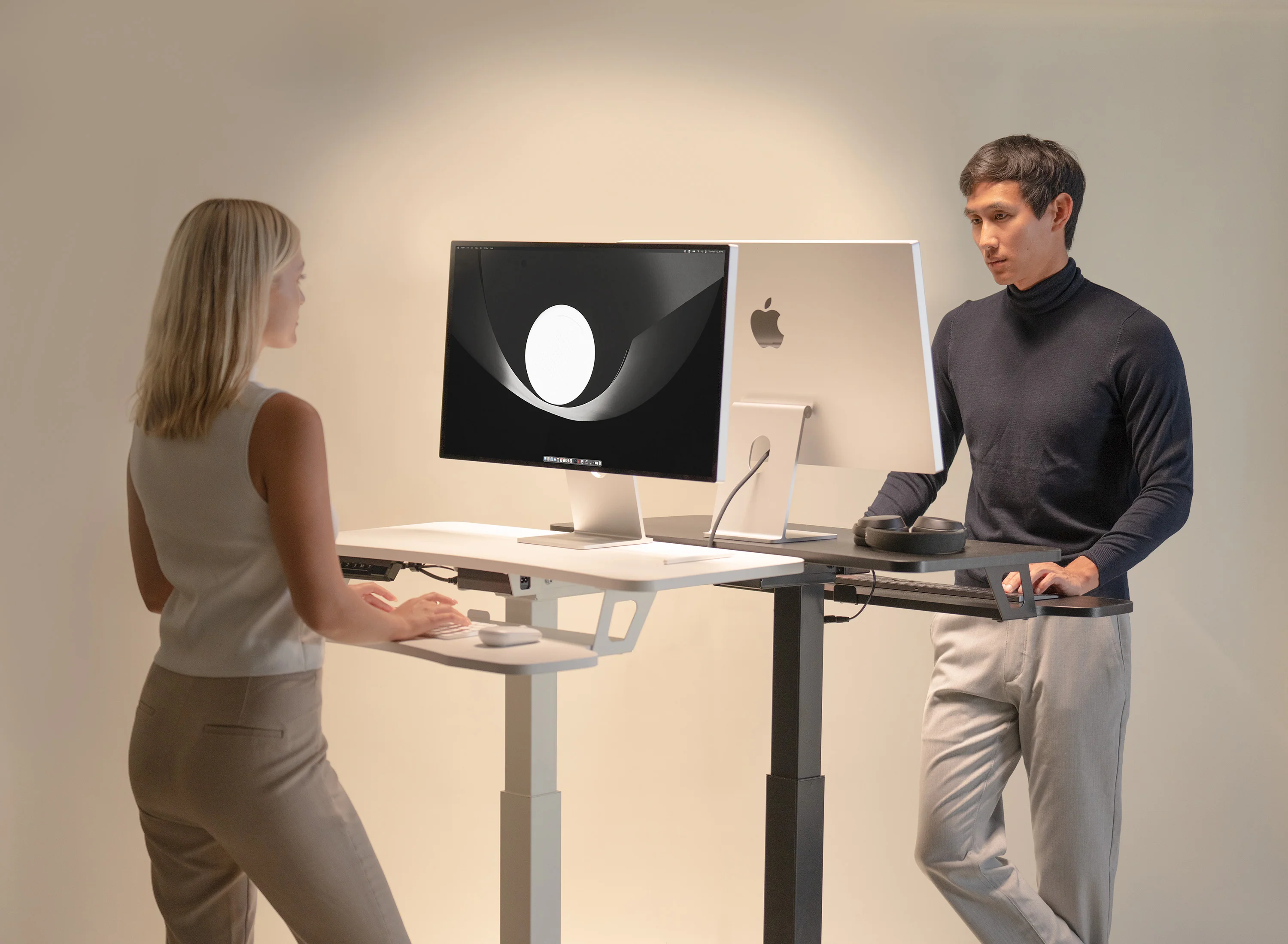 OCOMMO Mobile Auto Rise Desk with Keyboard Tray - Image 4