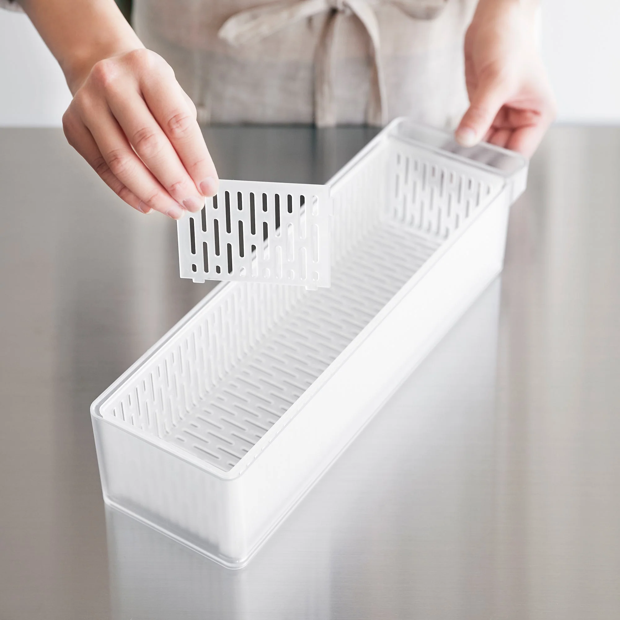 Yamazaki Home Refrigerator Colander with Lid and Divider - Image 4