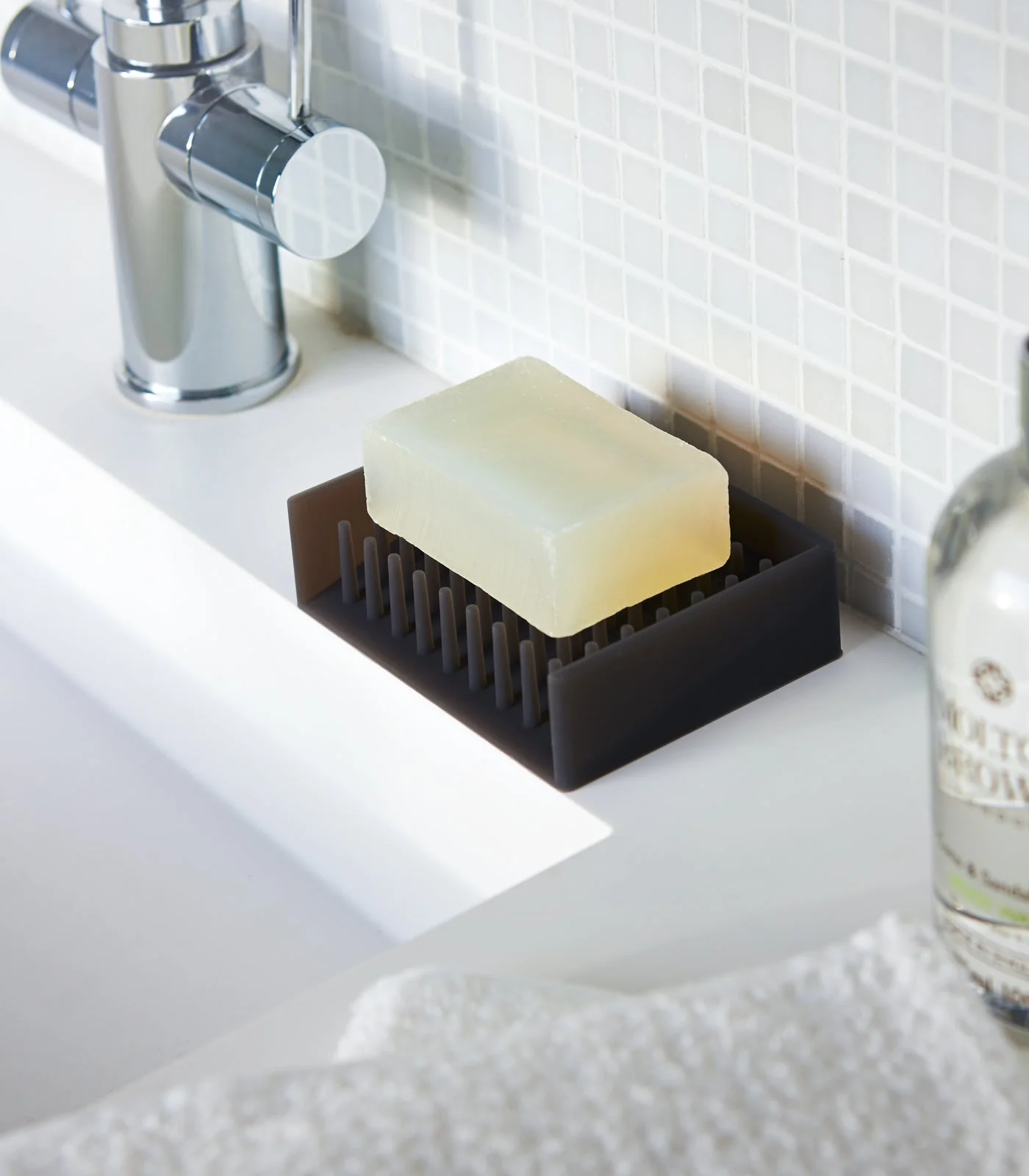 Yamazaki Home Self-Draining Soap Dish - Image 5