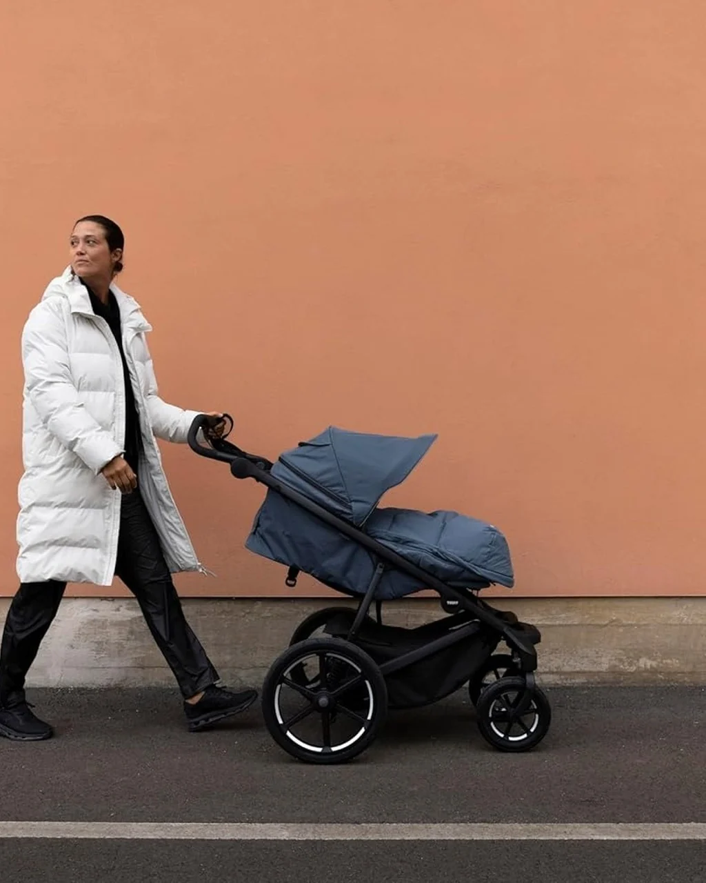 Thule Urban Glide 4-Wheel All-Terrain Single Stroller With Magnetic Buckle - Image 2